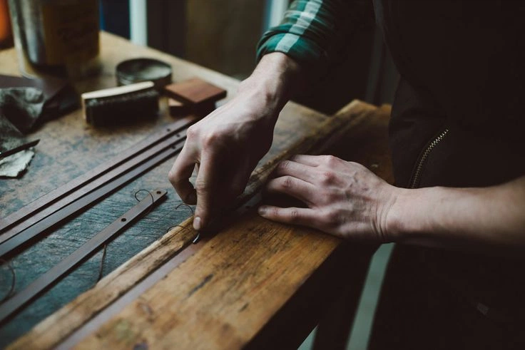 Trabajo artesanal de marroquinería en el taller de ROOTS LEATHER