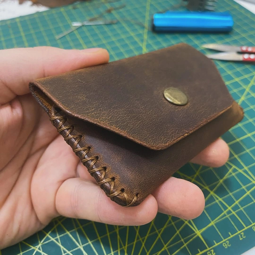 Billetera minimalista de cuero artesanal